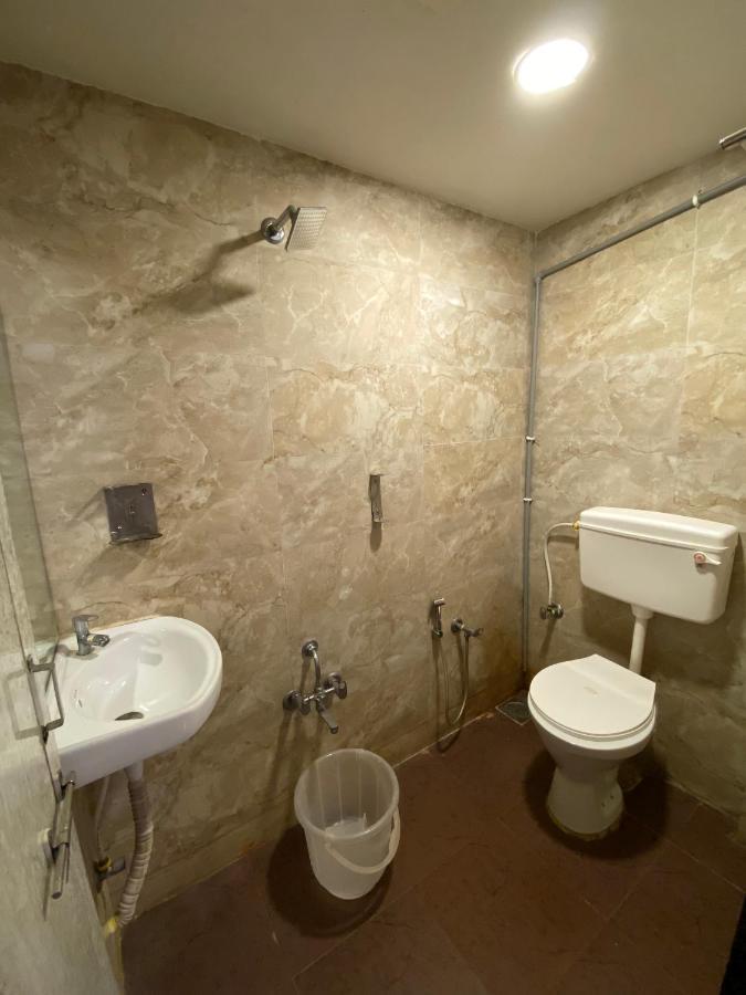 Hotel Riverfront アーメダバード エクステリア 写真